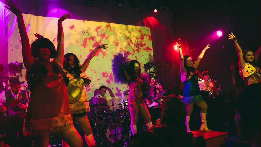 踊るミエのライブ写真